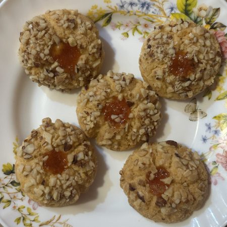 Moroccan cookies: Plain with apricot jam